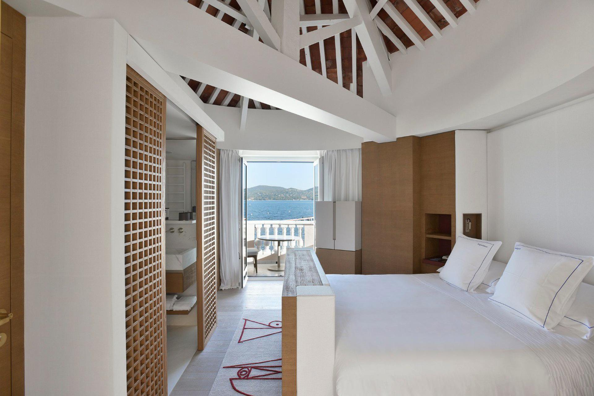 Deluxe Sea Room