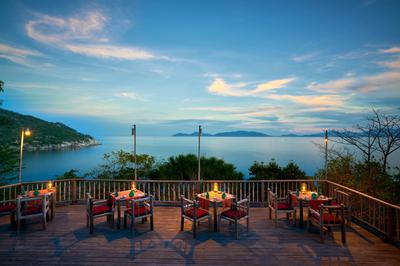 Dining by the Rocks