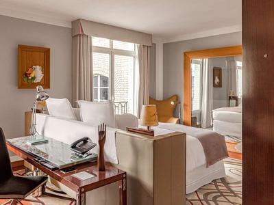 Deluxe Collection Room