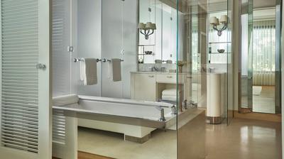 Four Seasons Pool Suite