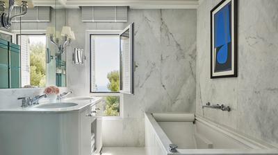 Four Seasons Pinewood Suite