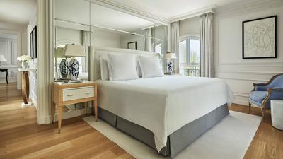 Four Seasons Pinewood Suite