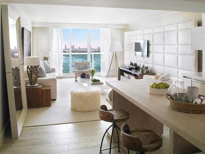 One Bedroom Home Skyline View with Balcony