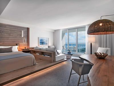 Junior Suite King Balcony