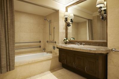 Premier King bathroom