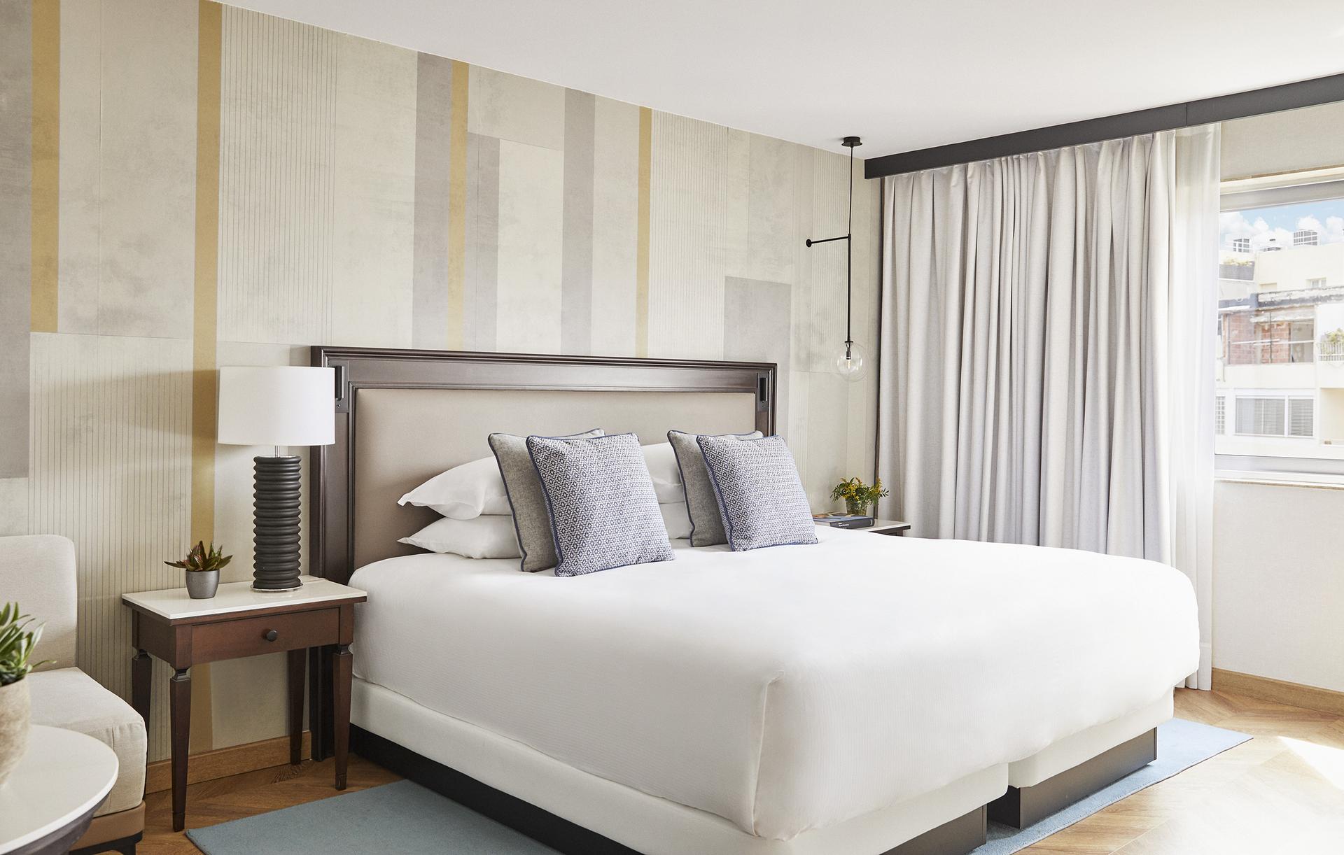 1 King Bed