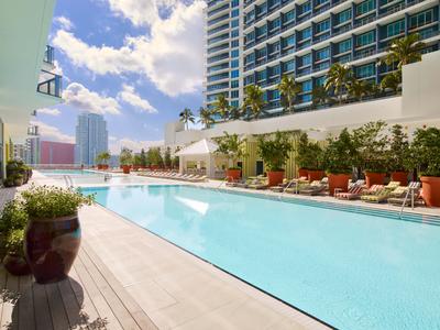 Altitude Pool & Lounge
