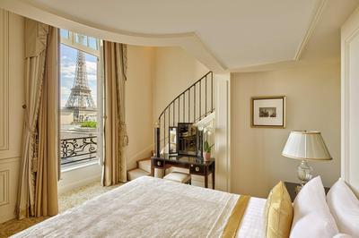 Duplex Eiffel View Suite