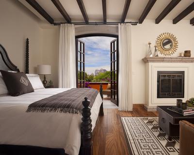 Deluxe Colonial Room