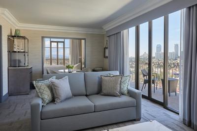 Corner Beverly Suite
