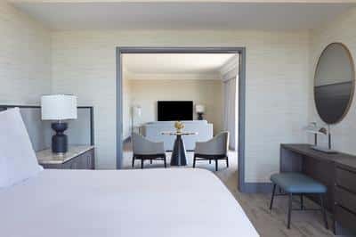 Corner Beverly Suite