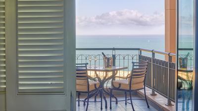 Four Seasons Executive Suite