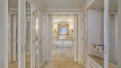 Four Seasons Executive Suite