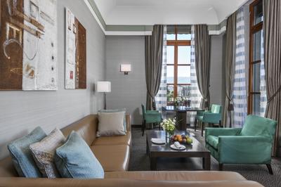 Deluxe Corner Suite