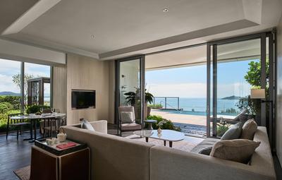 Panoramic Pool Suite