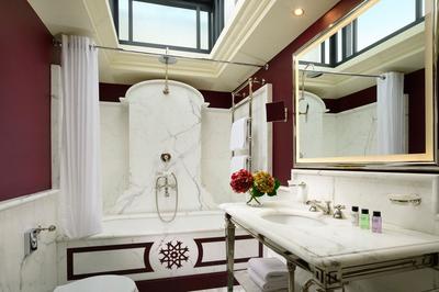 Honeymoon Suite