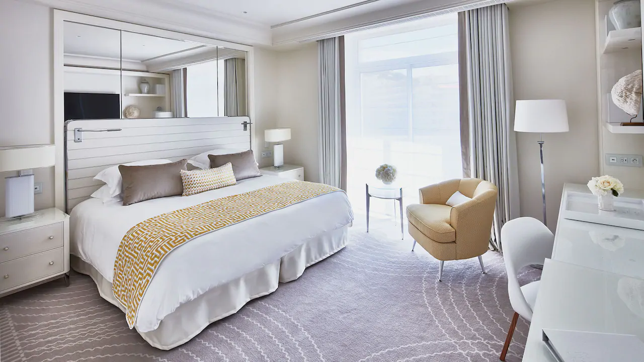 Deluxe & 1 King Bed Room