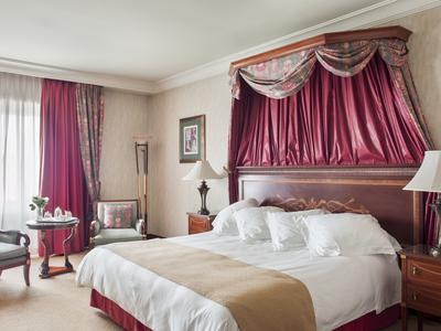 Dali Luxury Suite