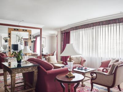 Dali Luxury Suite
