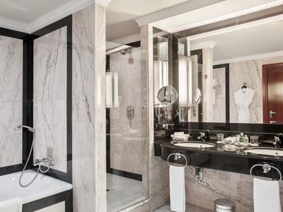 Dali Luxury Suite