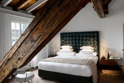 Courtyard Queen Room