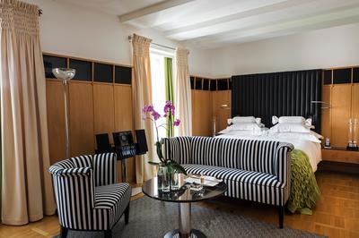 Courtyard Queen Room