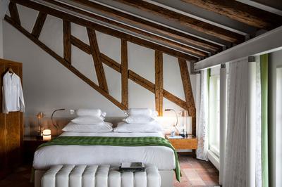 Courtyard Queen Room