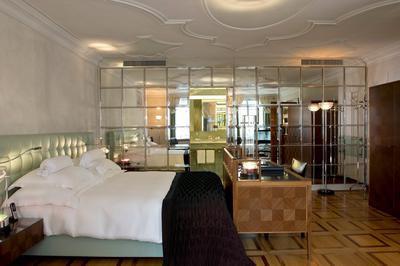 Courtyard Queen Room