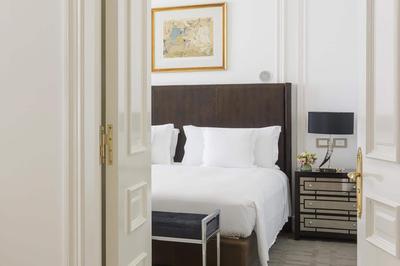 Deluxe Lounge Suite