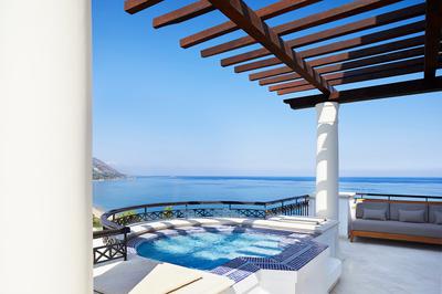 Adonis/Aphrodite Suite with Whirlpool