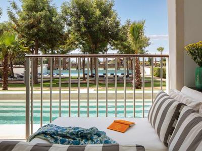 Signature Room - Terrace with Pool Access