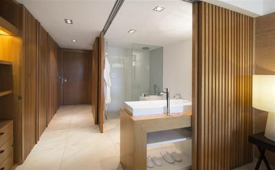 Deluxe Pool View Room