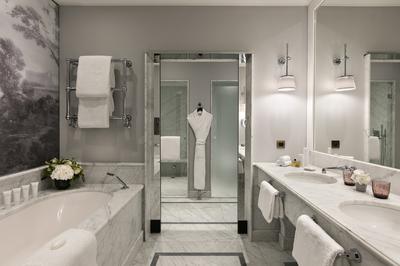 Arc de Triomphe Signature Suite