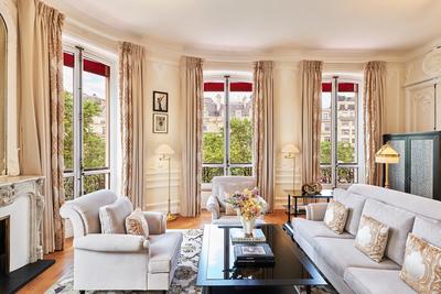 Champs-Elysées Signature Suite
