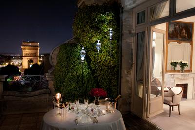 Romantic dinner with a view of the Arc de Triomphe