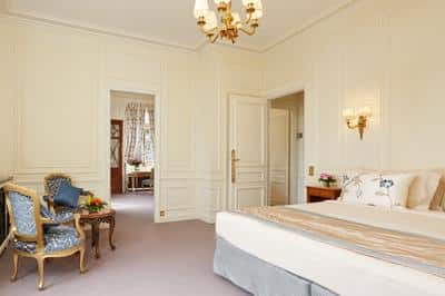 Suite Tour Eiffel Bedroom