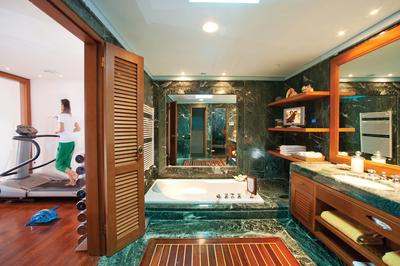 Deluxe Waterfront Suite