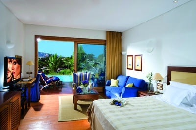 Luxury Suite Sea View sharing pool