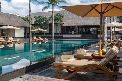 Club Lounge Main Pool