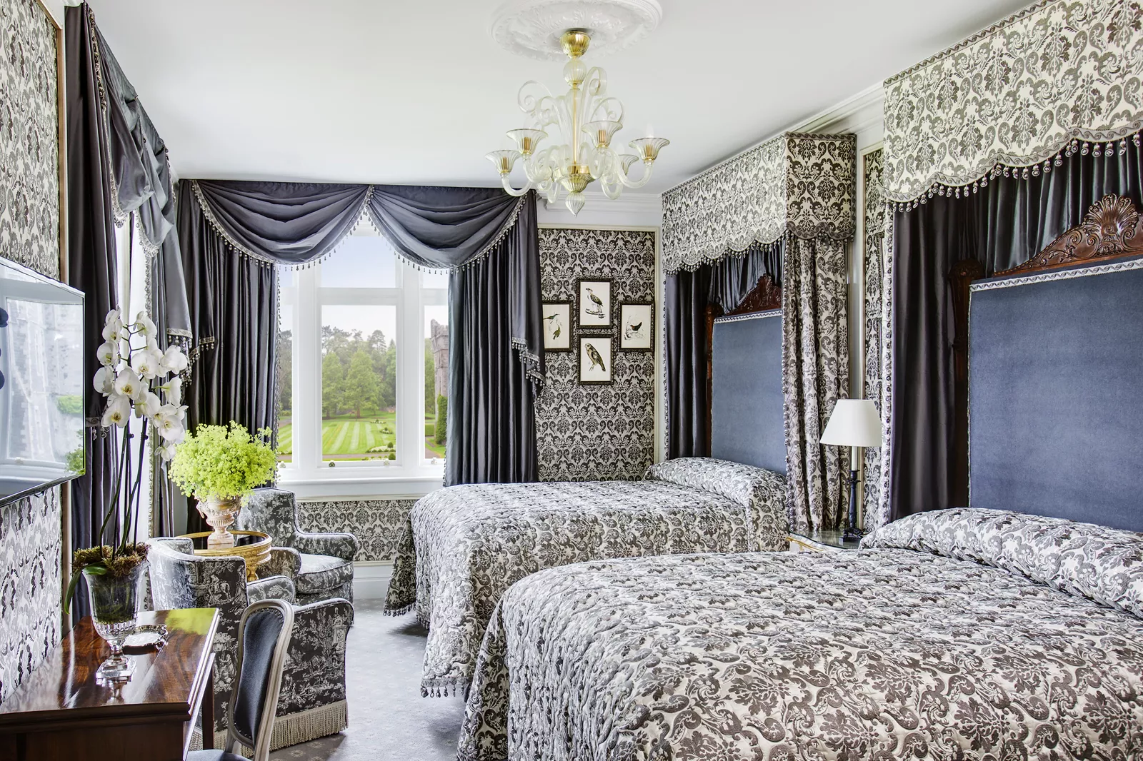 Deluxe Queen Family Room