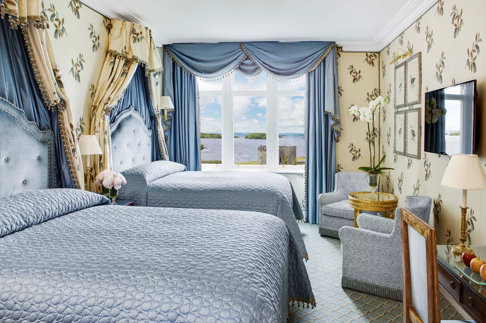 Deluxe Queen Family Room