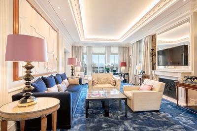 Deluxe Corner Suite