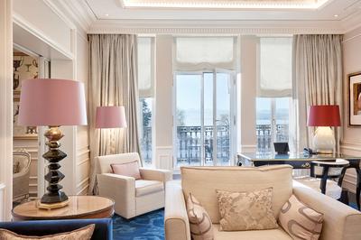 Deluxe Corner Suite