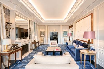 Deluxe Corner Suite
