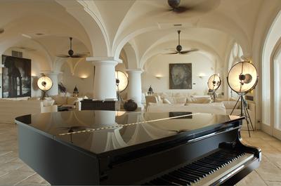 Bar and Lounge