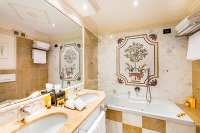 Flower Suite Lake View