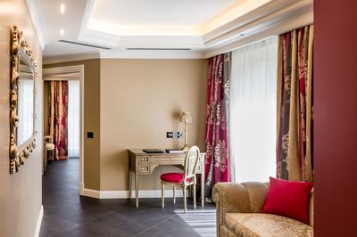 Liz Taylor Suite Lake View