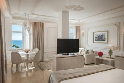 Deluxe Sea Room