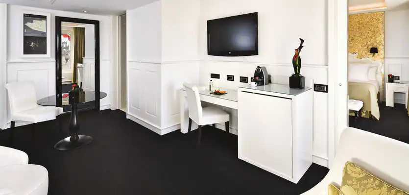 One Bedroom Suite / One Bedroom Corner Suite RedLevel