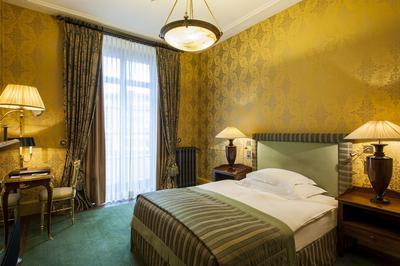 City Room, Queen